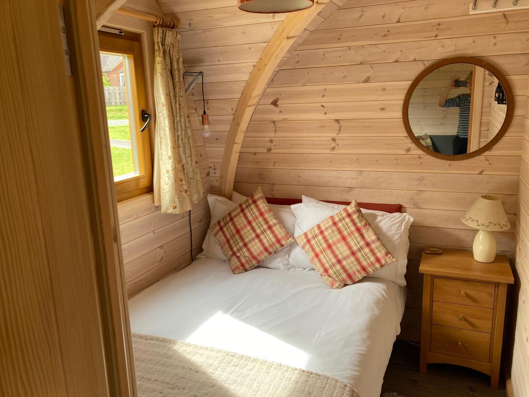 Rabbit Glamping Pod School House Farm Hotell Leighton  Exteriör bild