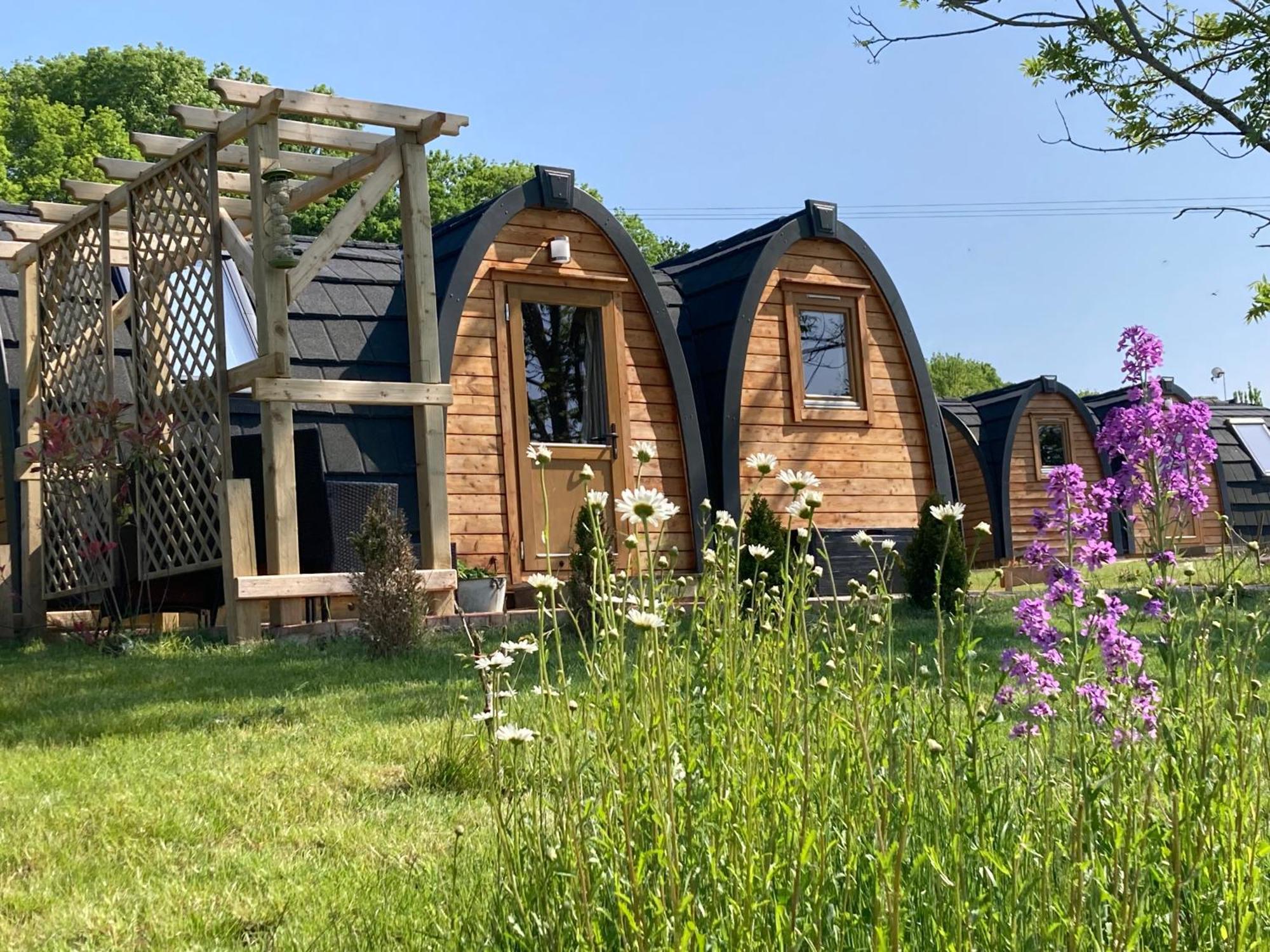 Rabbit Glamping Pod School House Farm Hotell Leighton  Exteriör bild
